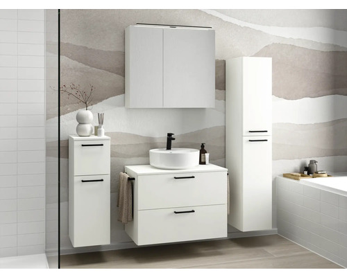 Badezimmer mit Waschtischunterschrank, Spiegelschrank und Hochschrank in Weiß