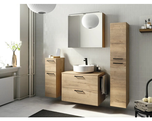 Badezimmer mit Waschtisch, Spiegel, Spiegelschrank und Hochschrank in Holzoptik