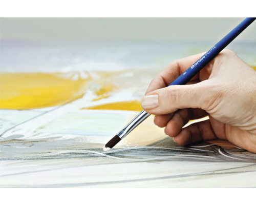 Detailaufnahme einer Hand, die mit einem Pinsel von Marabu ein Gemälde malt