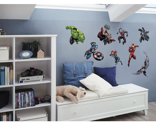 Dekoratives Kinderzimmer mit Wandtattoo-Motiven von Marvel Superhelden an einer blauen Wand.