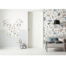 Wohnraum mit farbiger Terrazzo Tapete und Mickey Mouse Wandtattoo