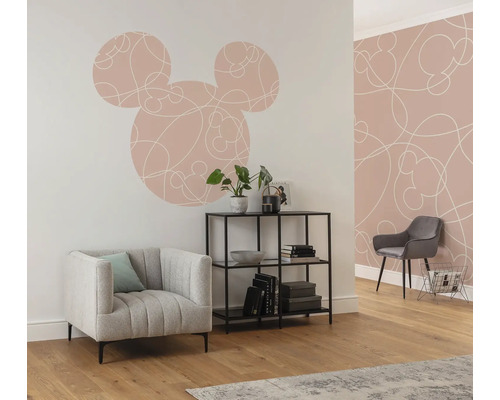 Wohnzimmer mit Sessel, Regal und Wand mit Mickey Mouse Motiv
