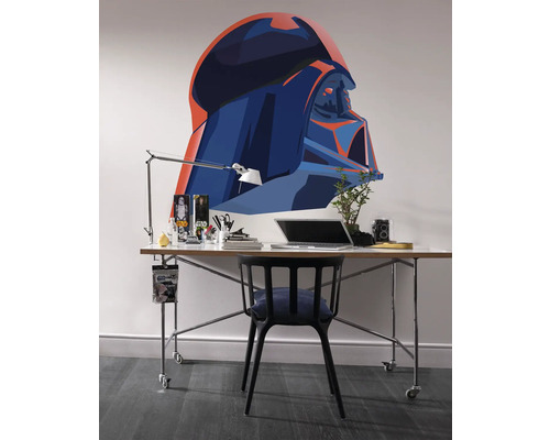 Arbeitszimmer mit Schreibtisch, Bürostuhl, Schreibtischlampe und Wandtattoo mit Darth Vader Motiv