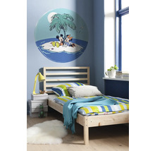 Kinderzimmer mit Holzbett, Wandtattoo mit Mickey und Minnie Maus auf einer Insel unter einer Palme