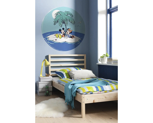 Kinderzimmer mit Holzbett, Wandtattoo mit Mickey und Minnie Maus auf einer Insel unter einer Palme