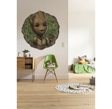 Dekoratives Kinderzimmer mit Wandtattoo, Schrank, Stuhl und Bett