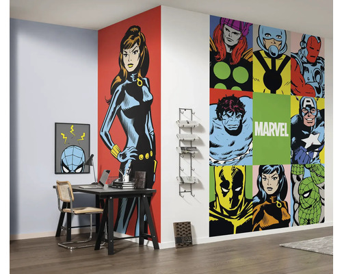 Zimmer mit Marvel-Tapeten, darunter Black Widow, Hulk und Spiderman