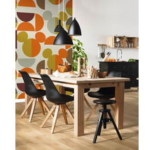 Helles Esszimmer mit Holztisch, schwarzen Stühlen und Pendelleuchten.