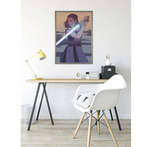 Gerahmtes Star Wars Poster mit der Figur Rey im Büro