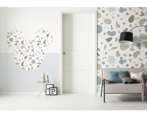 Dekoratives Zimmer mit Tapete im Terrazzo-Stil und Mickey Mouse Wandaufkleber
