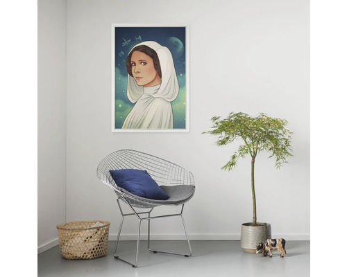 Dekoratives Star Wars Wandbild von Prinzessin Leia im weißen Rahmen in einem Wohnzimmer