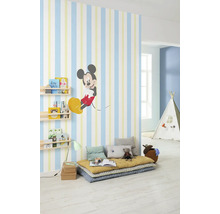 Kinderzimmer mit gestreifter Tapete, Regalen, Sitzkissen und Spielzelt