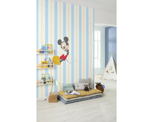 Kinderzimmer mit gestreifter Tapete, Regalen, Sitzkissen und Spielzelt