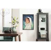 Esszimmer mit Esstisch, Stühlen, Hängeleuchte, Glasvitrine und gerahmtem Star Wars Prinzessin Leia Poster an der Wand.