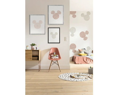 Kinderzimmer mit Wanddekoration, Kommode und Spielteppich