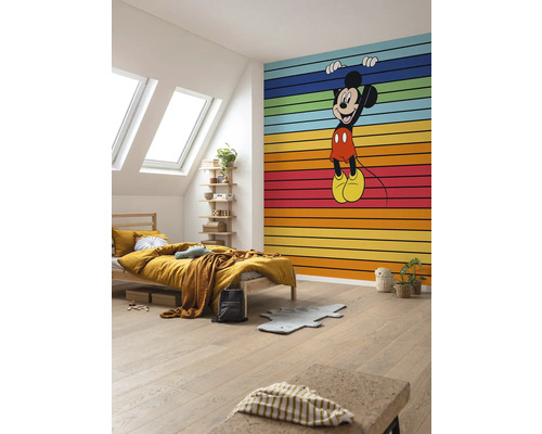 Kinderzimmer mit Bett, Regal und Wandtapete mit Mickey-Mouse-Motiv