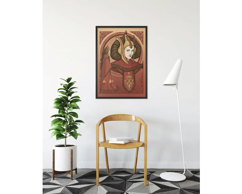 Gerahmtes Wandbild mit Frau im Fantasy-Stil, Zimmerpflanze, Stuhl und Stehlampe in einem Raum