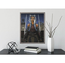 Gerahmtes Bild von Ahsoka Tano mit Lichtschwertern an einer Wand