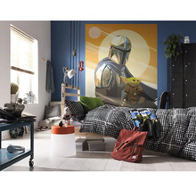 Jugendzimmer mit Bett, Schreibtisch und Star Wars Dekoration
