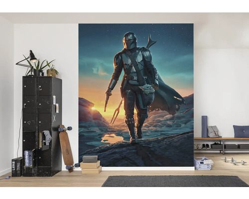 Fototapete mit dem Motiv eines Mandalorianers und eines Kindes in einer Wohnraumumgebung.