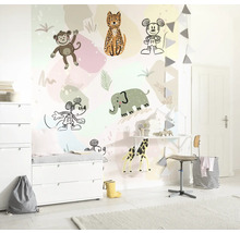 Kinderzimmer mit Wandaufklebern von Tieren und Micky Maus.