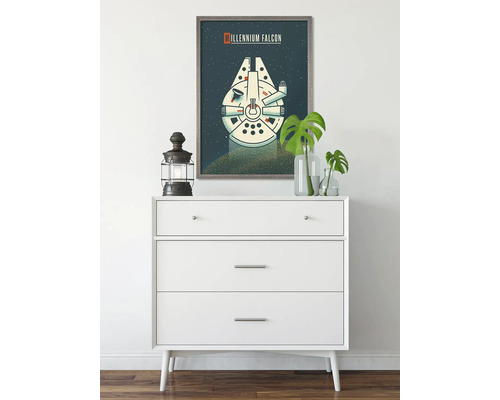 Dekorative Szene mit einer Kommode und einem gerahmten Millennium Falcon Poster.