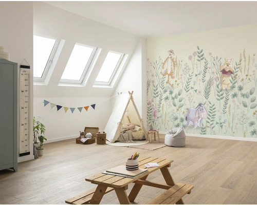 Kinderzimmer mit Dachfenstern, Winnie Puh Tapete, Spielzelt und Kindertisch
