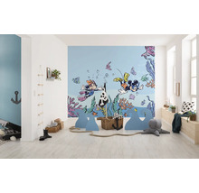 Kinderzimmer mit Wandbild von Micky und Minnie Maus beim Tauchen, Dekorationen mit nautischem Thema und hellem, freundlichem Ambiente.