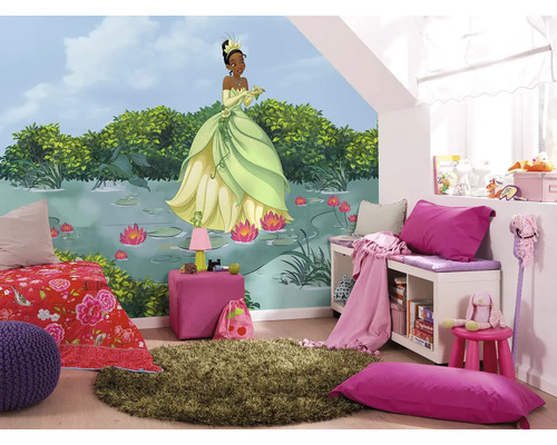 Kinderzimmer mit Wandbild, Bett, Teppich und Aufbewahrungsmöbeln