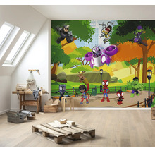 Kinderzimmer mit Wandbild von Superhelden in einem Park