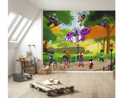 Kinderzimmer mit Wandbild von Superhelden in einem Park