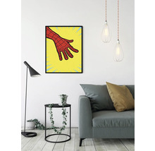 Wohnzimmer mit Sofa, Lampe und einem gerahmten Comic-Wandbild einer Hand