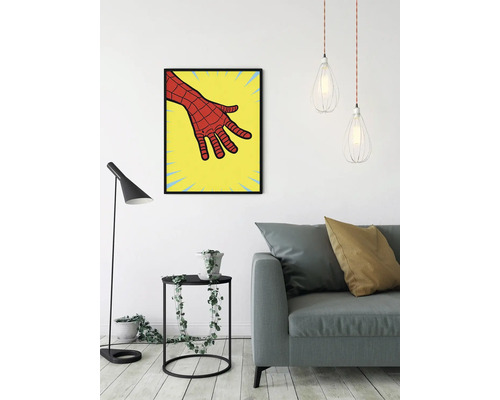 Wohnzimmer mit Sofa, Stehlampe, Beistelltisch mit Pflanze, Hängelampen und gerahmtem Bild einer Comic Hand