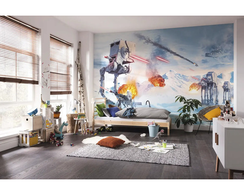 Kinderzimmer mit Star Wars Wandbild, Bett und Spielsachen
