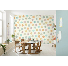 Heller Raum mit Kindertapete mit Punktmuster, Mickey Mouse und Minnie Maus Motiven