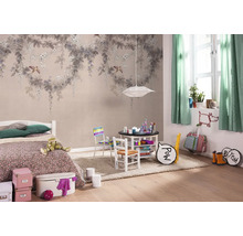 Kinderzimmer mit Bett, Tisch, Stühlen und Wandtapete mit Pflanzenmotiven.