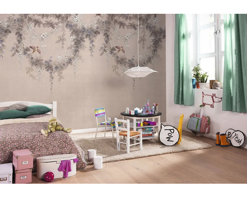 Kinderzimmer mit Bett, Tisch, Stühlen und Wandtapete mit Pflanzenmotiven.
