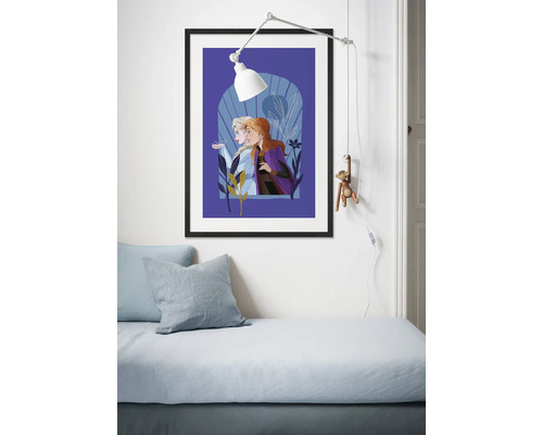 Gerahmtes Poster mit den Charakteren Anna und Elsa aus dem Film Die Eiskönigin im Zimmer