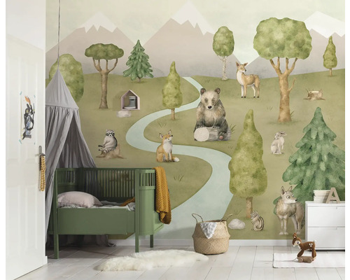 Kinderzimmer mit Waldtapete, Gitterbett und Spielzeug