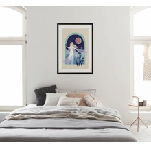 Schlafzimmer mit Bett und gerahmtem Bild einer Frau mit Blumen