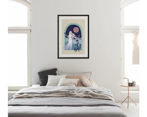 Schlafzimmer mit Bett und gerahmtem Bild einer Frau mit Blumen