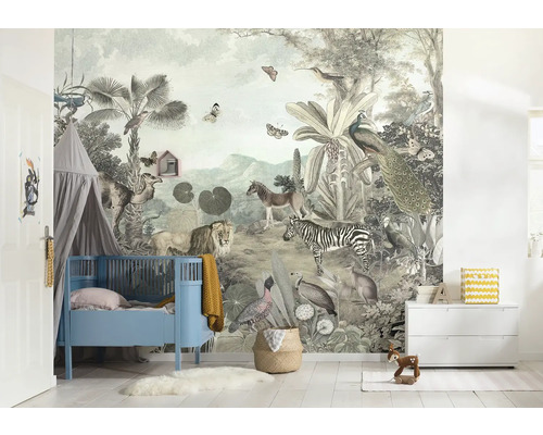 Kinderzimmer mit Tier-Tapete, Kinderbett, Himmelbett und Kommode