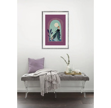 Dekorative Szene mit gerahmtem Frozen-Kunstdruck über einer grauen Bank mit Kissen und Decke