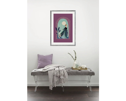 Dekorative Szene mit gerahmtem Frozen-Kunstdruck über einer grauen Bank mit Kissen und Decke