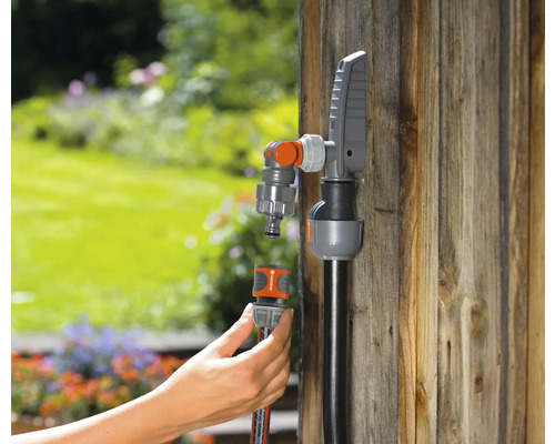 Gartenschlauch-Anschluss an eine Armatur mit Wasserhahn und Schlauchstück