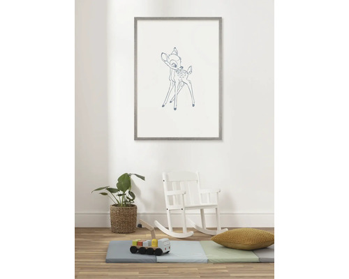 Kinderzimmer mit Bambi-Bild, Spielzeug und Schaukelstuhl für eine helle, freundliche Atmosphäre.