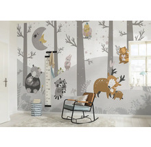 Kinderzimmer mit Waldtiermotiven, Messlatte und Schaukelstuhl