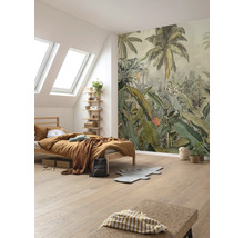 Schlafzimmer mit Dschungeltapete, Bett und Dachfenstern