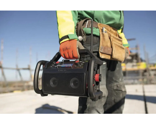 Bauarbeiter trägt ein Baustellenradio