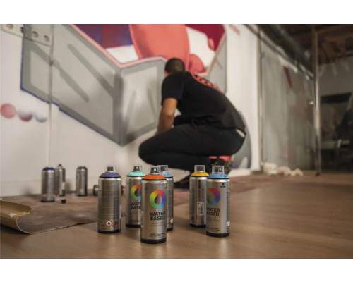 Sprühdosen mit wasserbasierter Farbe vor einem Graffiti-Künstler
